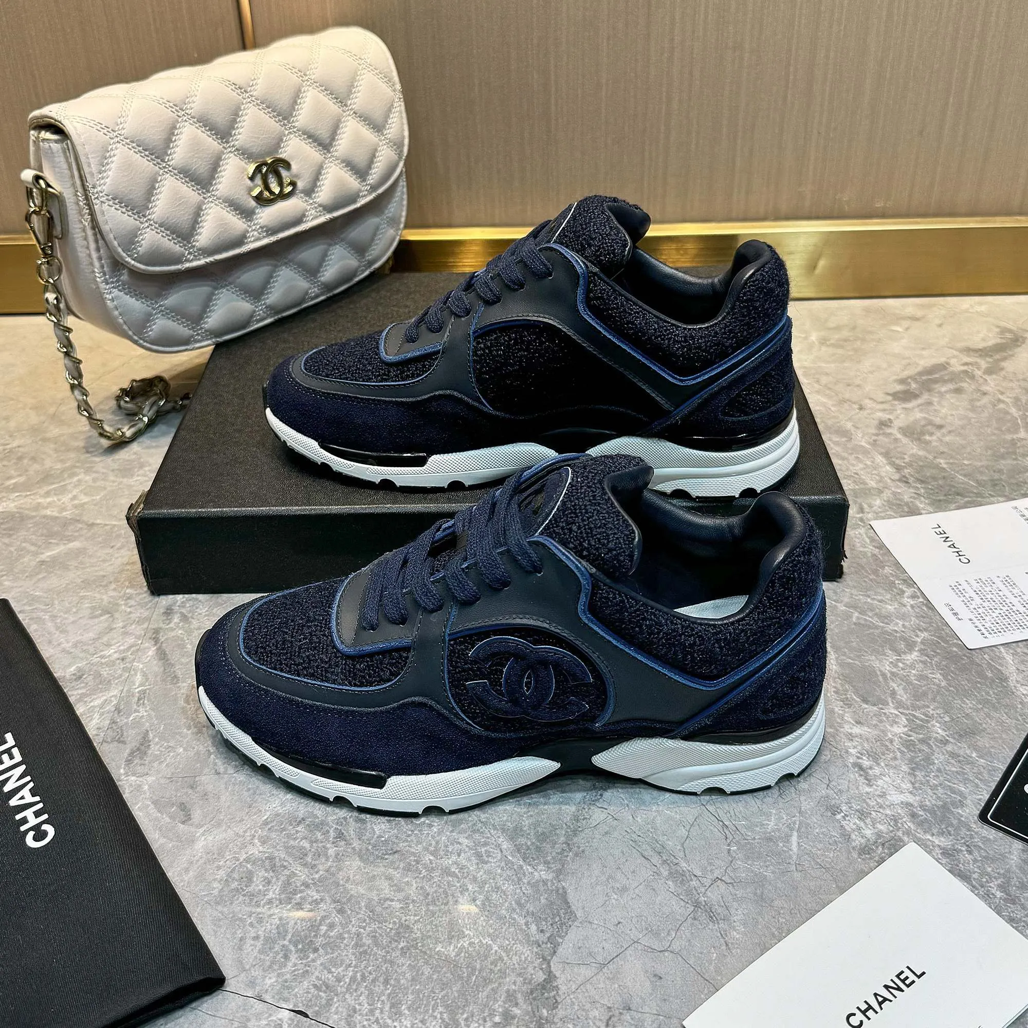 Men's shoes pP700! Chanel Chanel - 2024 counter top casual sneakers This classic design; the upper is embroidered with various techniques; the outsole is fashionable and sporty; the outsole is stylish and sporty; it incorporates a variety of color matching elements... The diversified mix and match is very good-looking and versatile, casual, fashionable, sports, and outdoor can be taken into account... ꫛꫀꪝ Go➫ Material: ❶Upper made of: original imported high silk cowhide suede + small fragrance fabric ❷Inner use: Original imported breathable sheepskin lining ❸ Outsole based on: Original TPU combination outsole Special counter boutique packaging complete set Women 35–41 Men 38-45